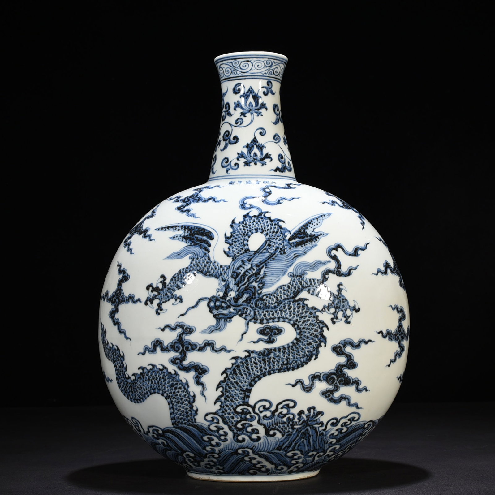An Exquisite Chinese blueAnd white pterosaur pattern flat vase: Size: Height 45 cm - Widthh 33 cm Materials: Porcelain Dynasty: Ming dynasty Attribution: Xuande Object: vase