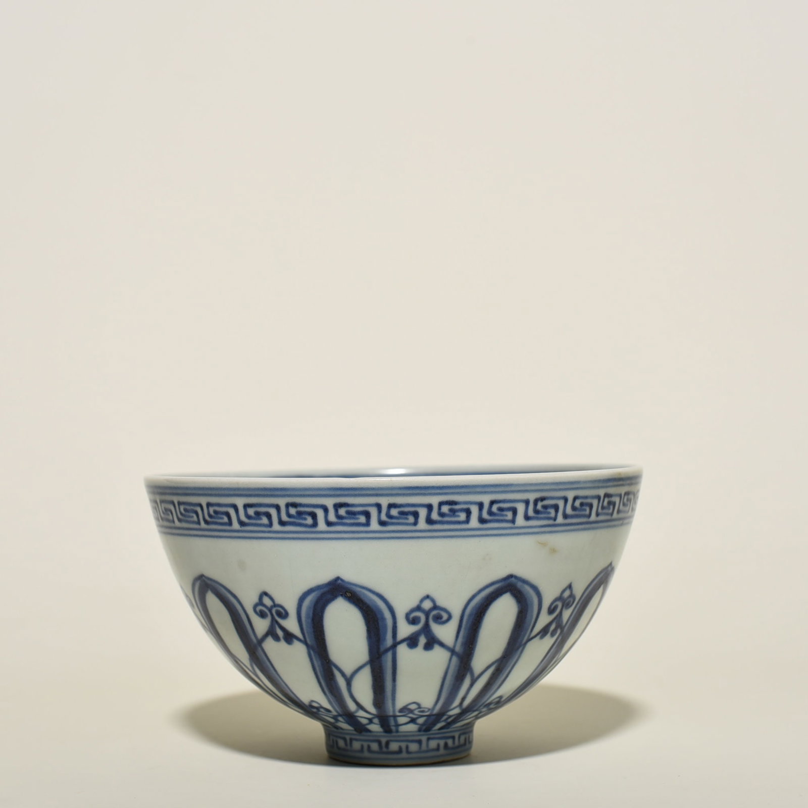 An Exquisite Chinese blueAnd white flower pattern bowl: Size: Height 9 cm - Widthh 16.5 cm Materials: Porcelain Dynasty: Ming dynasty Attribution: Xuande Object: bowl