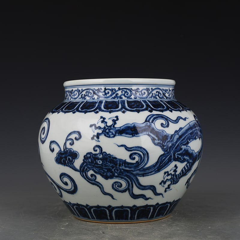 An Exquisite Chinese blueAnd white chilong pattern jar (1 of 9)