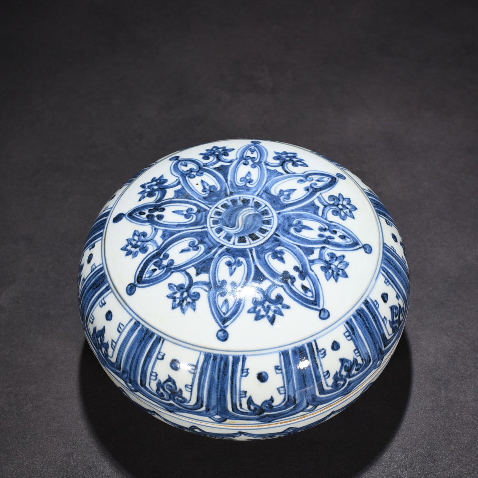 An Exquisite Chinese blueAnd white round pattern box (1 of 7)