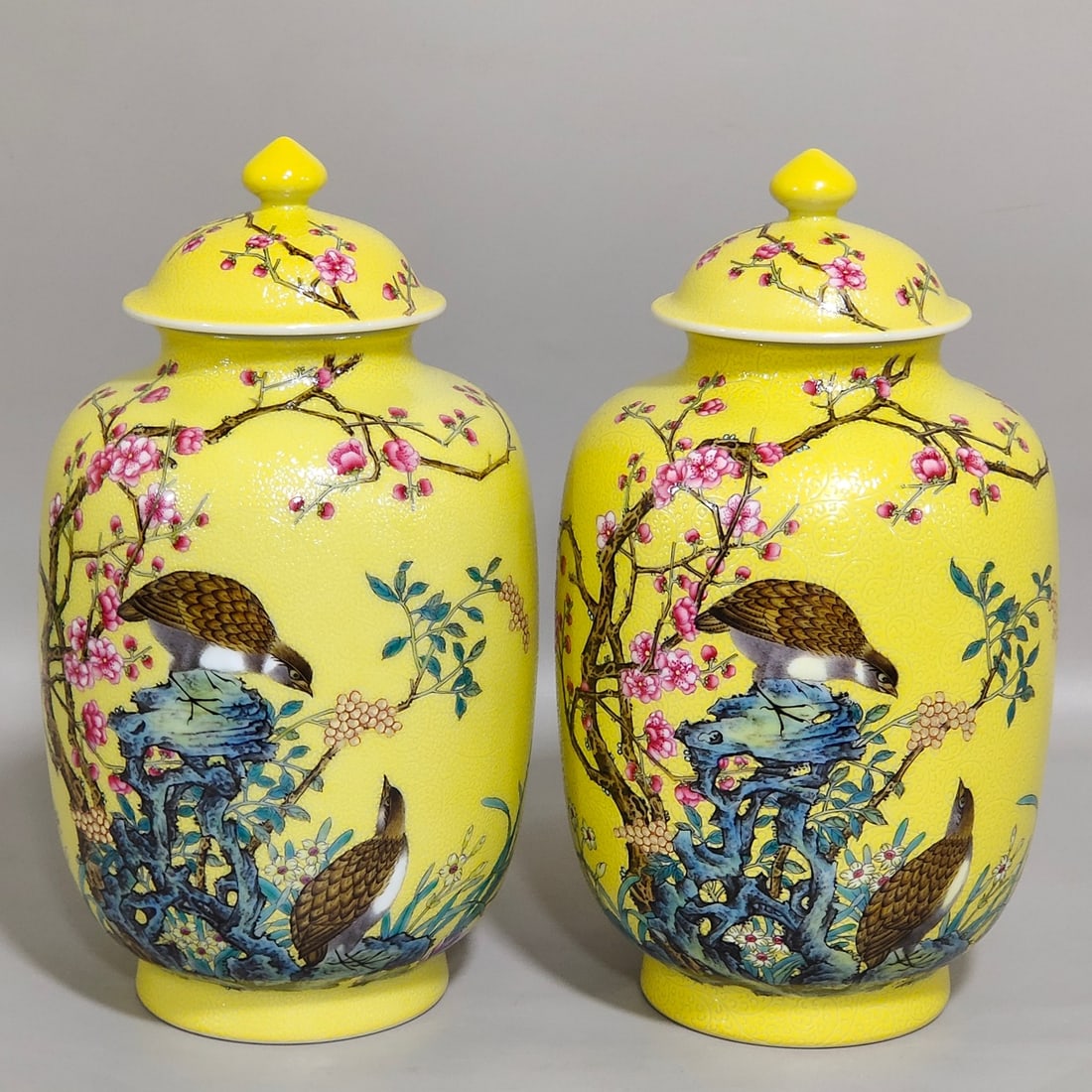 An Exquisite Chinese lemon yellow grilled flower tea can with poems