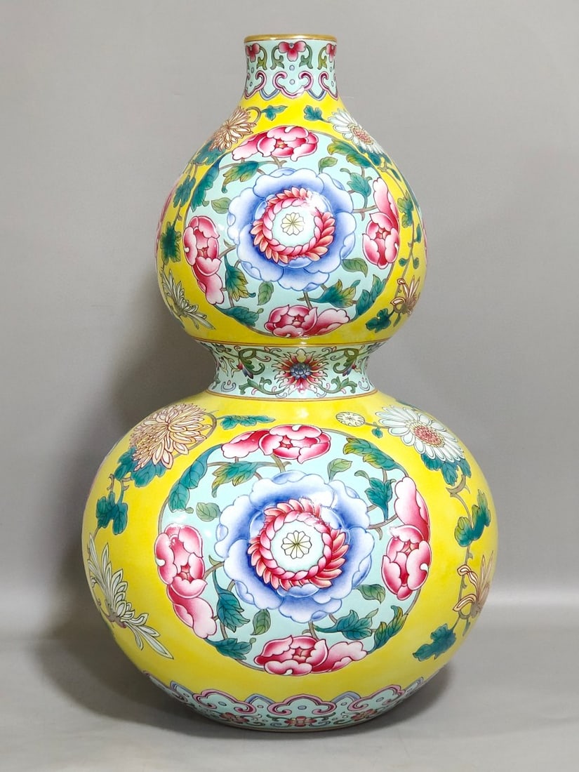 An Exquisite Chinese lemon yellow glaze flower gourd vase: Size: Height 33 cm - Width 18 cm Materials: Porcelain Dynasty: Qing dynasty Inscription: Qianlong Mark Object: vase