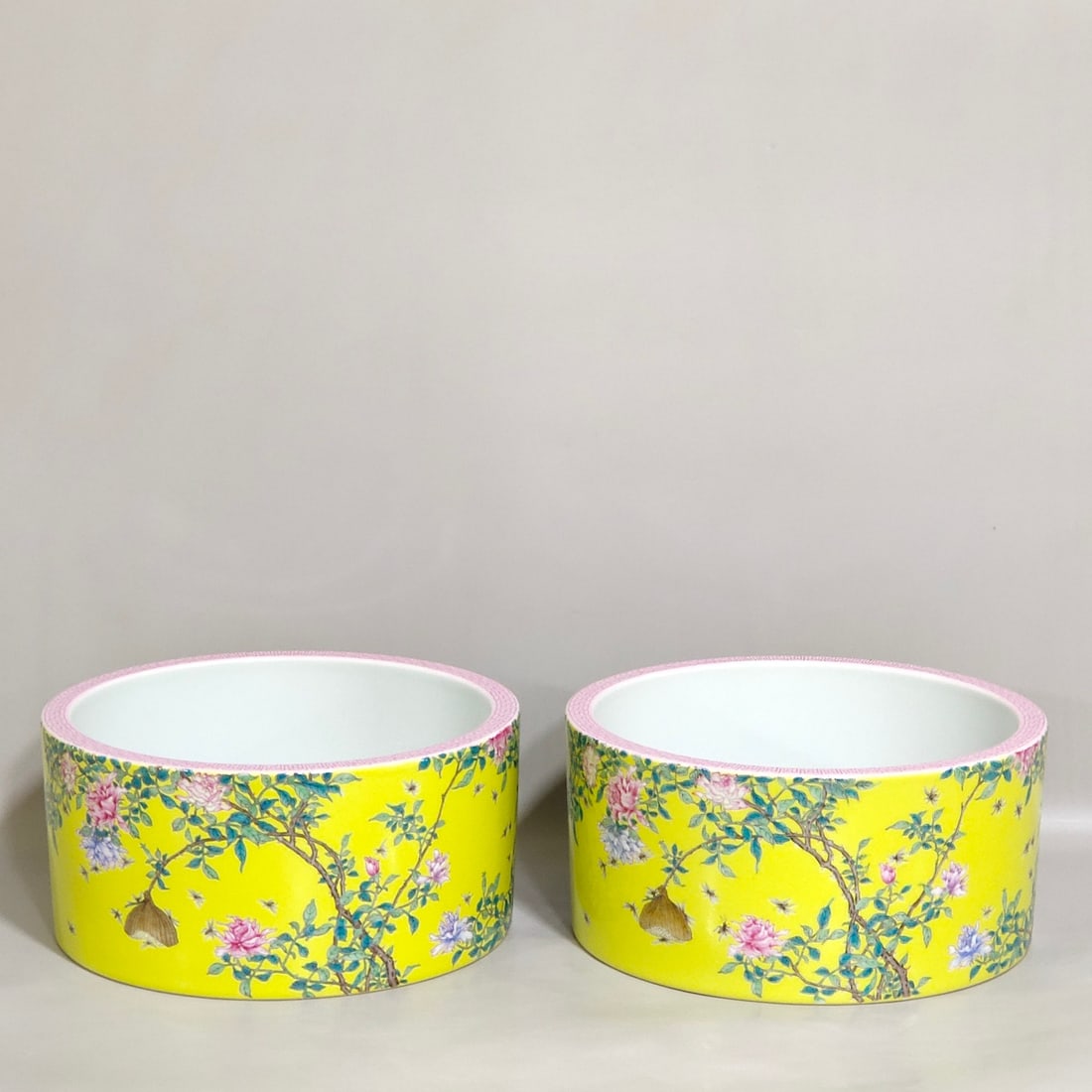 An Exquisite Chinese lemon yellow glaze flowerAnd bee brush washer