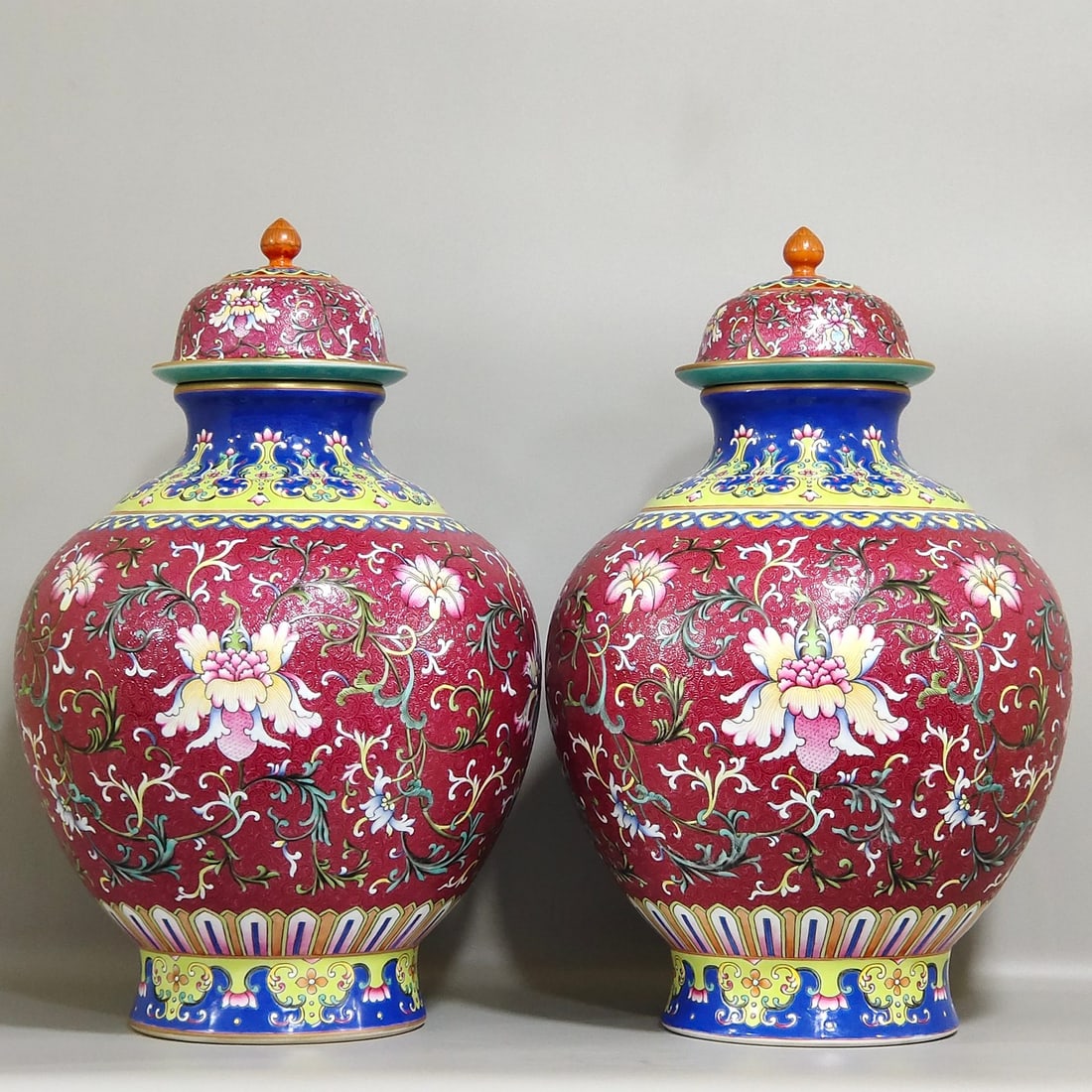 An Exquisite Chinese Yangcai rouge ground rolled lid jar: Size: Height 40 cm - Width 24 cm Materials: Porcelain Dynasty: Qing dynasty Inscription: Qianlong Mark Object: jar