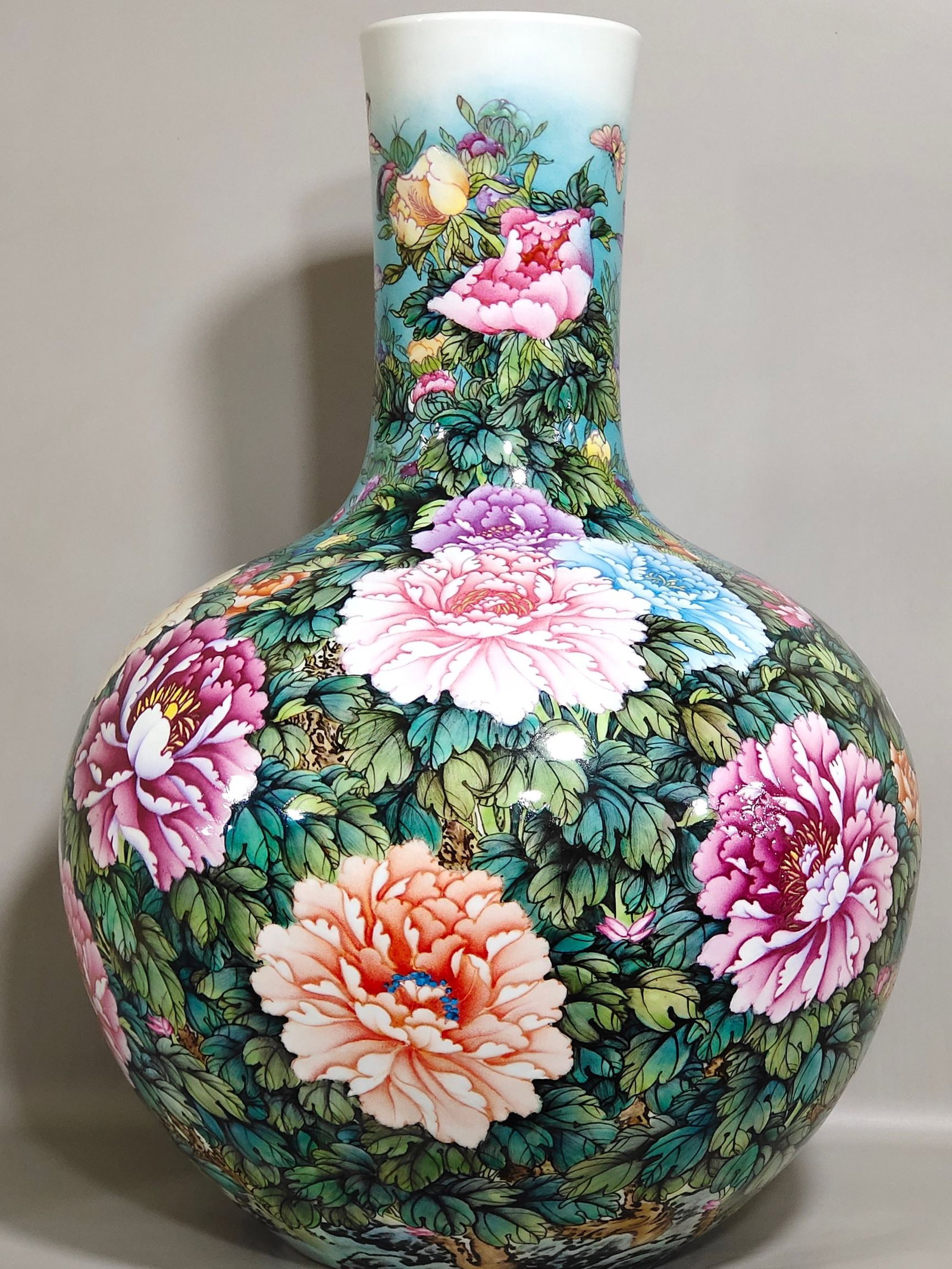 An Exquisite Chinese peony flower blooming wealthAnd celestial sphere vase (1 of 9)