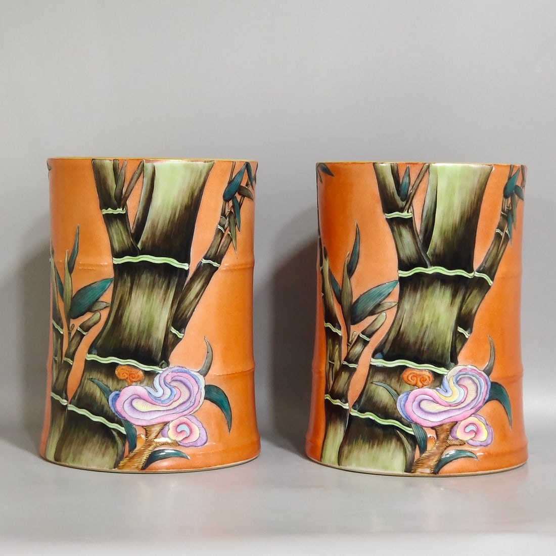 An Exquisite Chinese Coral red thick-glazed high-grade cylinder: Size: Height 15 cm - Width 10.5 cm Materials: Porcelain Dynasty: Qing dynasty Inscription: Qianlong Mark Object: pen holder