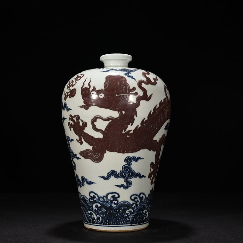 An Exquisite Chinese blue and white plum vase: Size: Height 38 cm - Widthh 20 cm Materials: Porcelain Dynasty: Ming dynasty Attribution: Xuande Object: vase