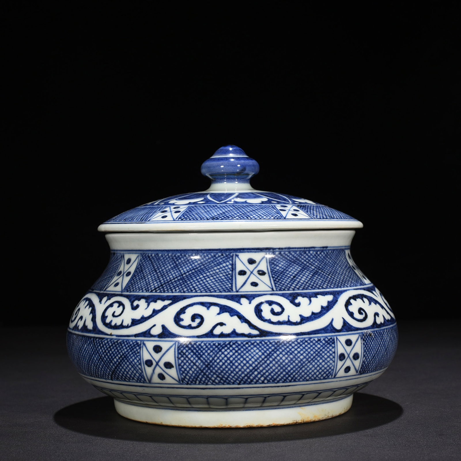 An Exquisite Chinese blue and white brocade flower pattern lid jar (1 of 9)