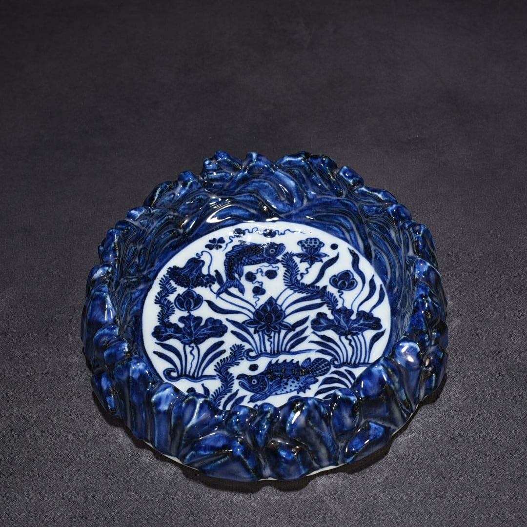 An Exquisite Chinese blue and white mountain shaped brush washer: Size: Height 6 cm - Widthh 18 cm Materials: Porcelain Dynasty: Ming dynasty Attribution: Xuande Object: washer