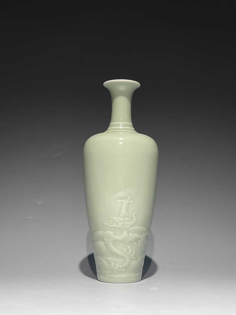 An Exquisite Chinese bean green glaze sea water dragon pattern radish Porcelain vase (1 of 9)