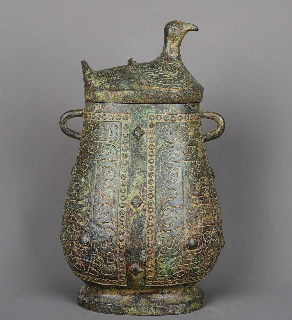 An Exquisite Chinese Bronze standing bird flat vase: Size: Height 31 cm - Width 18 cm Materials: Bronze Dynasty: zhou dynasty Attribution: 700-BC Object: Chinese Antiques