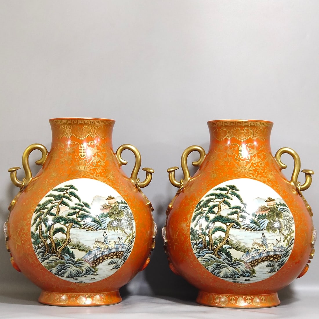 An Exquisite Chinese a pair of coral-redAnd gold-painted window landscape landscape statues: Size: Height 35 cm - Width 27 cm Materials: Porcelain Dynasty: Qing dynasty Inscription: Qianlong Mark Object: vase
