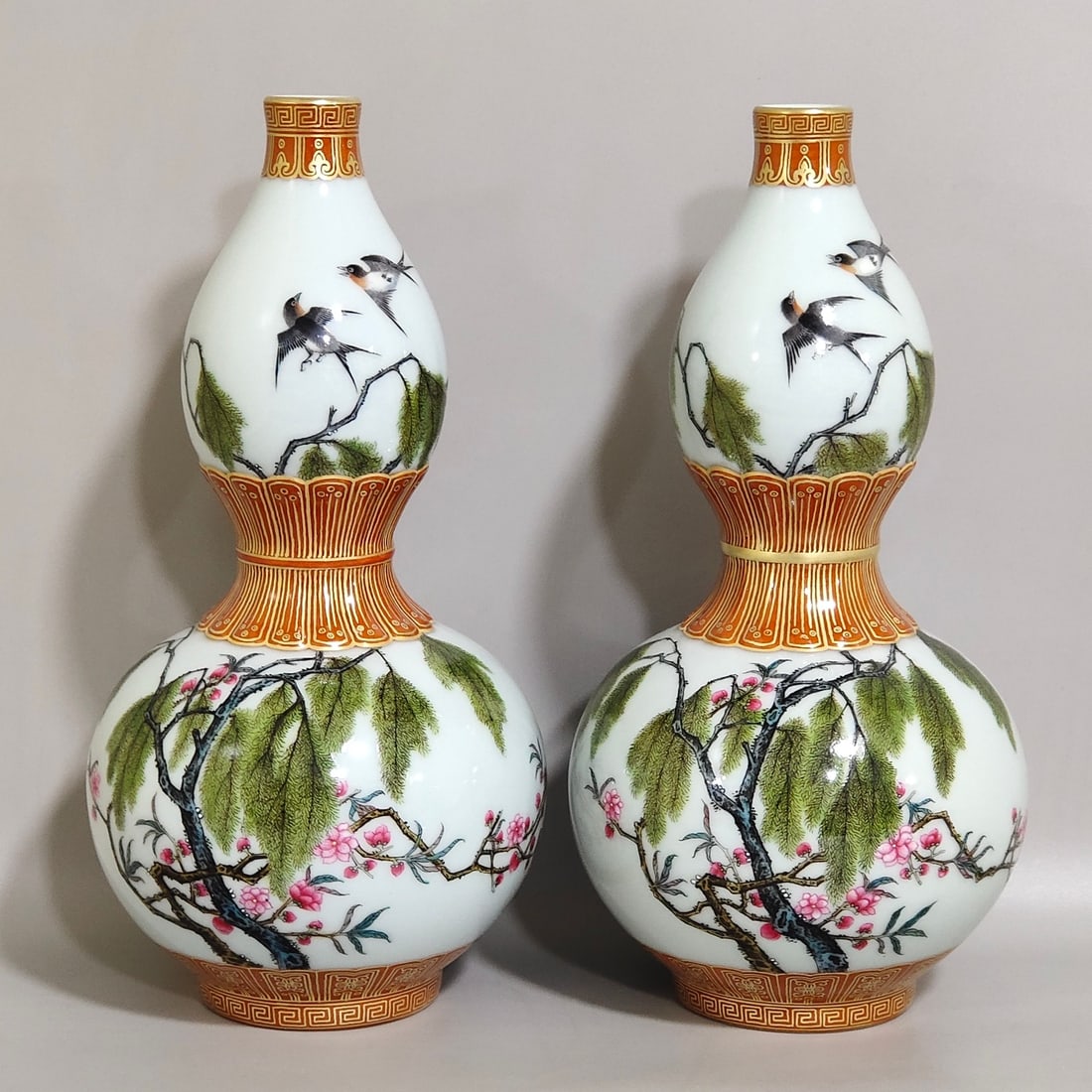 An Exquisite Chinese a coral-redAnd gold-painted gourd vase: Size: Height 21 cm - Width 10 cm Materials: Porcelain Dynasty: Qing dynasty Inscription: Qianlong Mark Object: vase