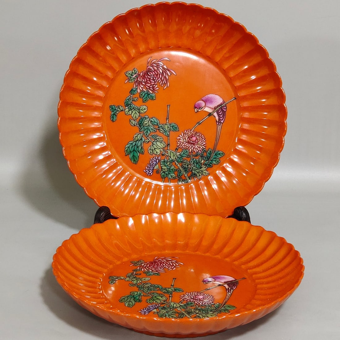 An Exquisite Chinese coral red flower birdAnd melon prismatic dish: Size: Width 15.5 cm - Height 2.8 cm Materials: Porcelain Dynasty: Qing dynasty Inscription: Qianlong Mark Object: plate
