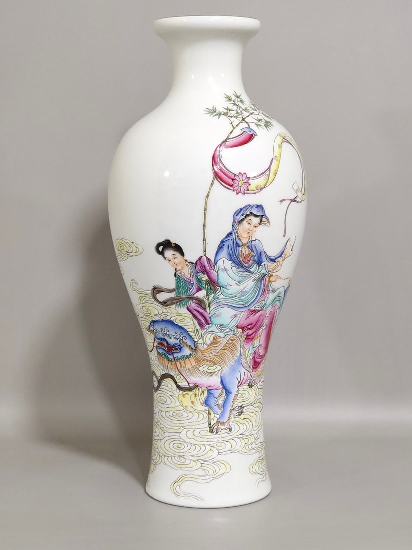 An Exquisite Chinese enamel vase with Confucius worshiping Guanyin: Size: Height 25 cm - Width 10.5 cm Materials: Porcelain Dynasty: Qing dynasty Inscription: Qianlong Mark Object: vase