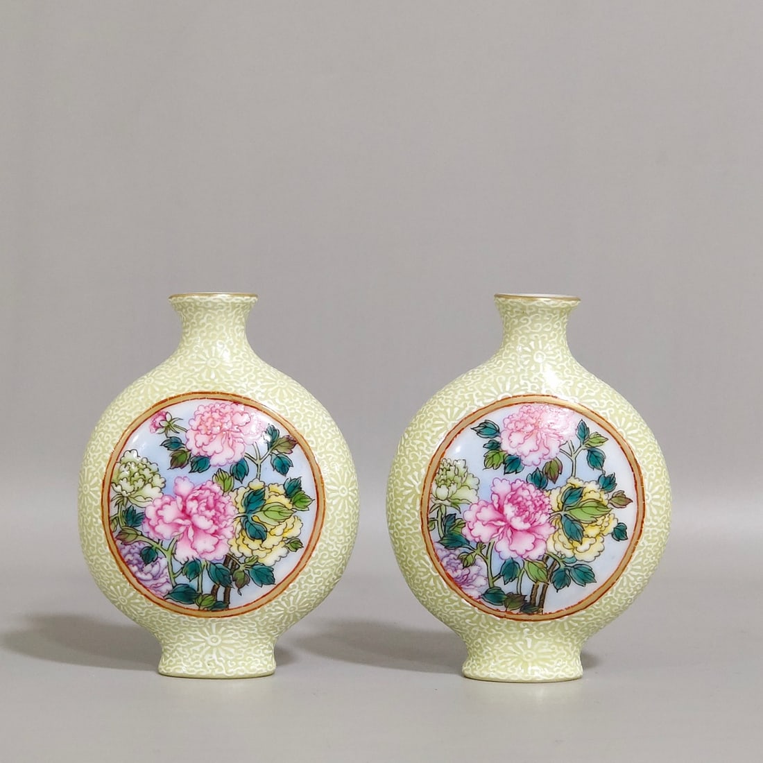 An Exquisite Chinese enamel window peony flower snuff bottle: Size: Height 7.2 cm - Width 5.5 cm Materials: Porcelain Dynasty: Qing dynasty Inscription: Qianlong Mark Object: bottle