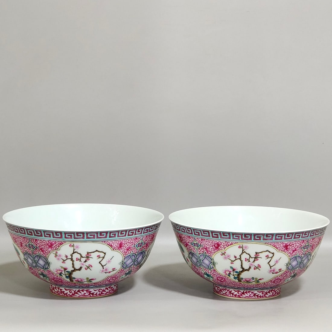 An Exquisite Chinese enamel agate red windowed four-season flower bowl: Size: Width 16.2 cm - Height 7.5 cm Materials: Porcelain Dynasty: Qing dynasty Inscription: Qianlong Mark Object: bowl