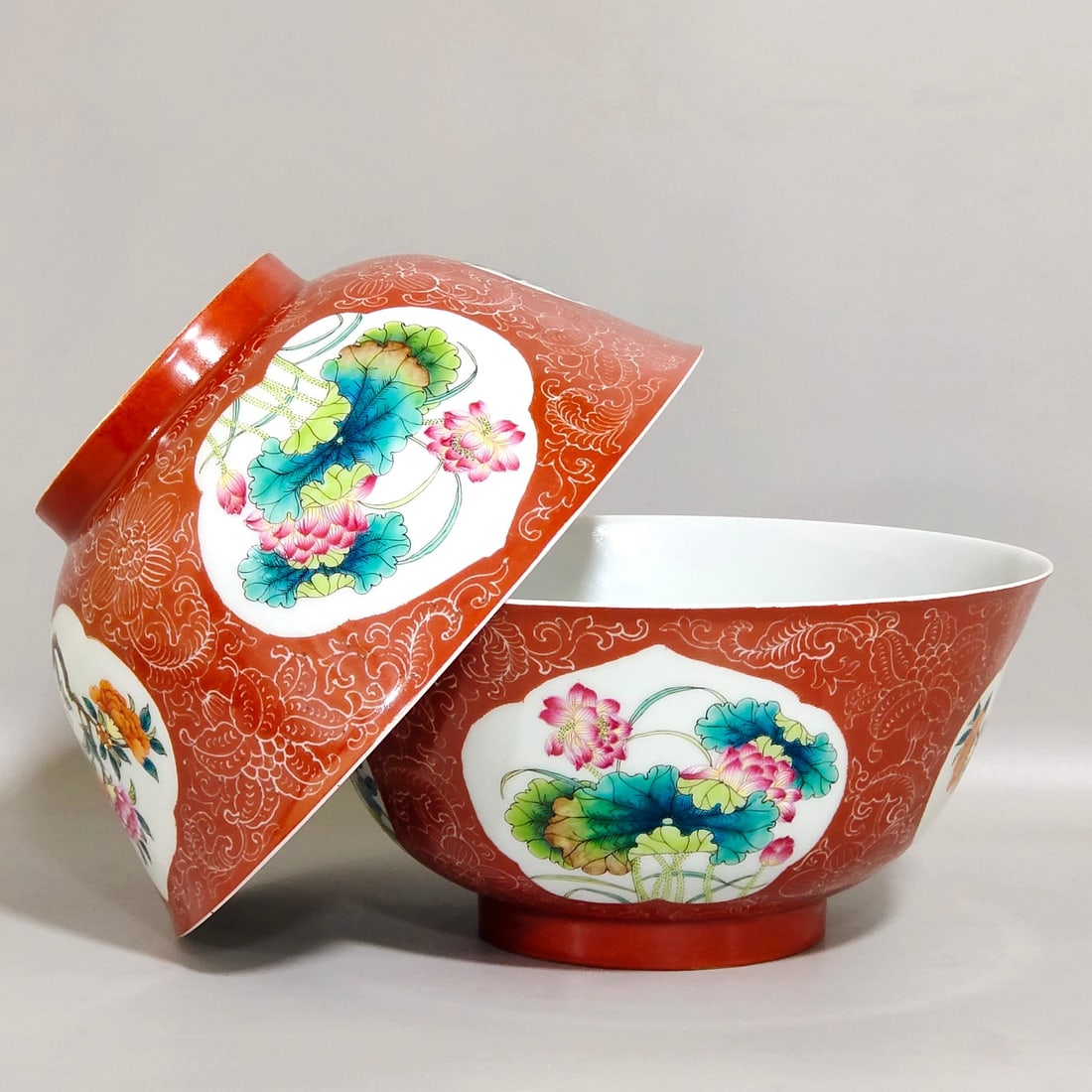 An Exquisite Chinese enamel coral redAnd white flower window four-season flower bowl: Size: Width 16.5 cm - Height 8 cm Materials: Porcelain Dynasty: Qing dynasty Inscription: Qianlong Mark Object: bowl