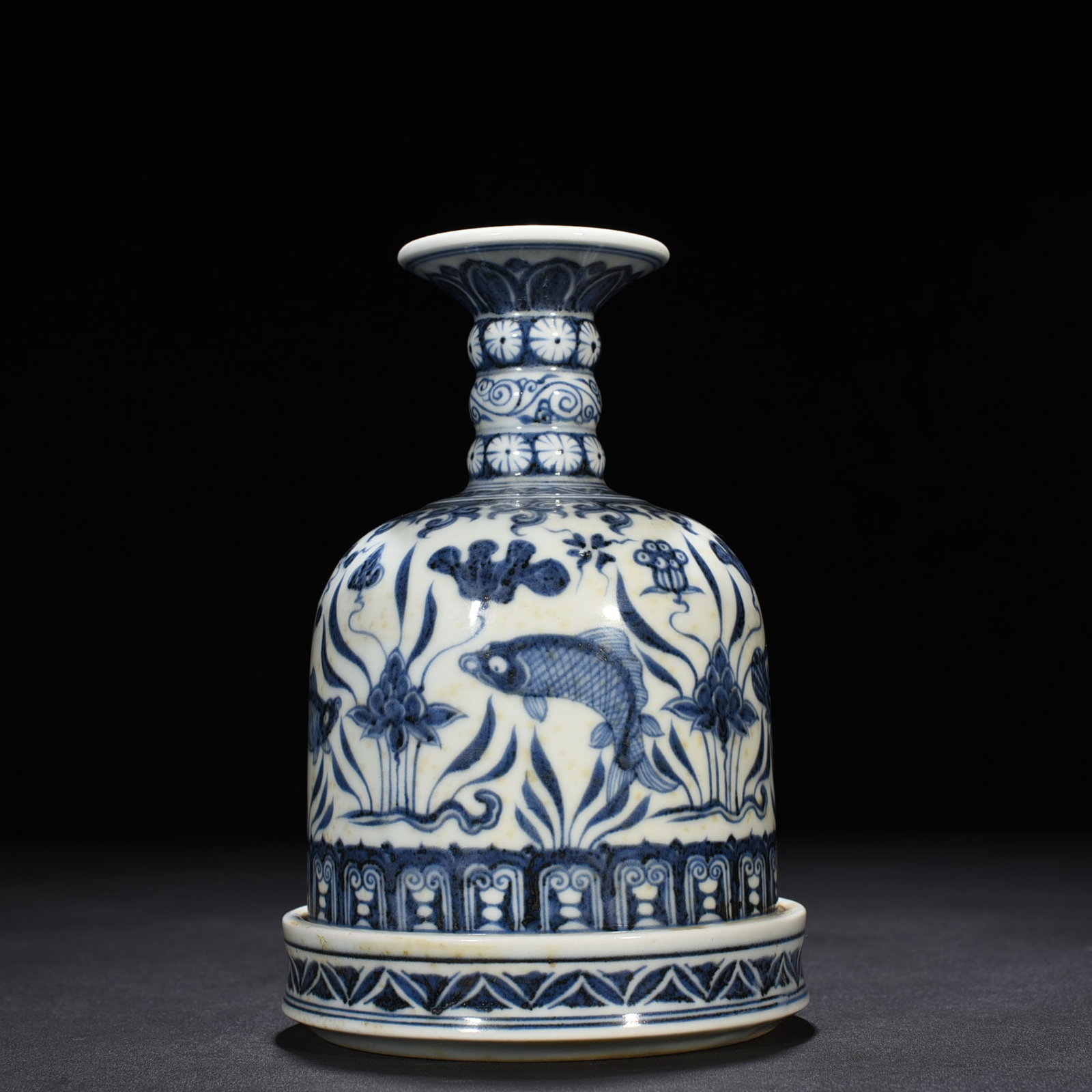 An Exquisite Chinese blue and white dice cup: Size: Height 19.5 cm - Widthh 12.5 cm Materials: Porcelain Dynasty: Ming dynasty Attribution: Xuande Object: disc cup