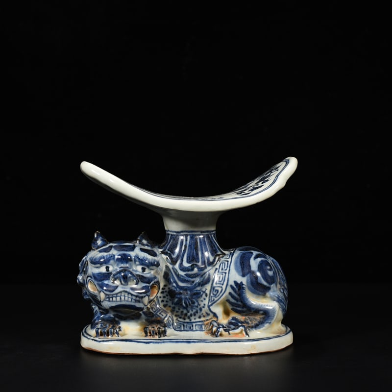 An Exquisite Chinese blue and white lion pillow: Size: Height 15 cm - Widthh 18 cm Materials: Porcelain Dynasty: Ming dynasty Attribution: Xuande Object: pillow