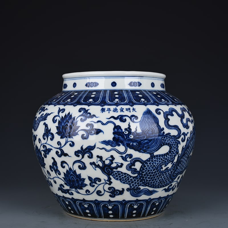 An Exquisite Chinese blue and white jar: Size: Height 24 cm - Widthh 28 cm Materials: Porcelain Dynasty: Ming dynasty Attribution: Xuande Object: jar