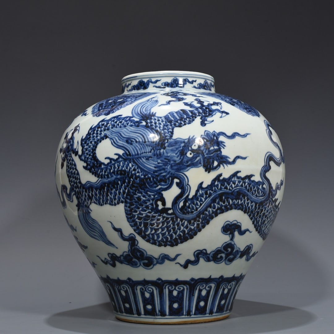 An Exquisite Chinese blue and white dragon pattern jar (1 of 7)