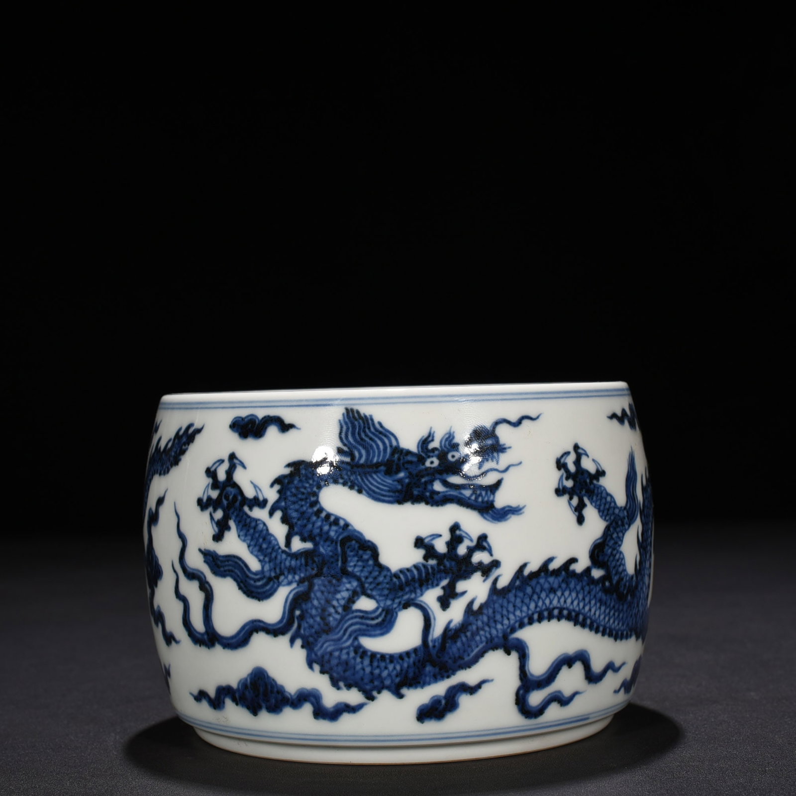 An Exquisite Chinese blue and white cricket jar: Size: Height 10 cm - Widthh 14 cm Materials: Porcelain Dynasty: Ming dynasty Attribution: Xuande Object: jar