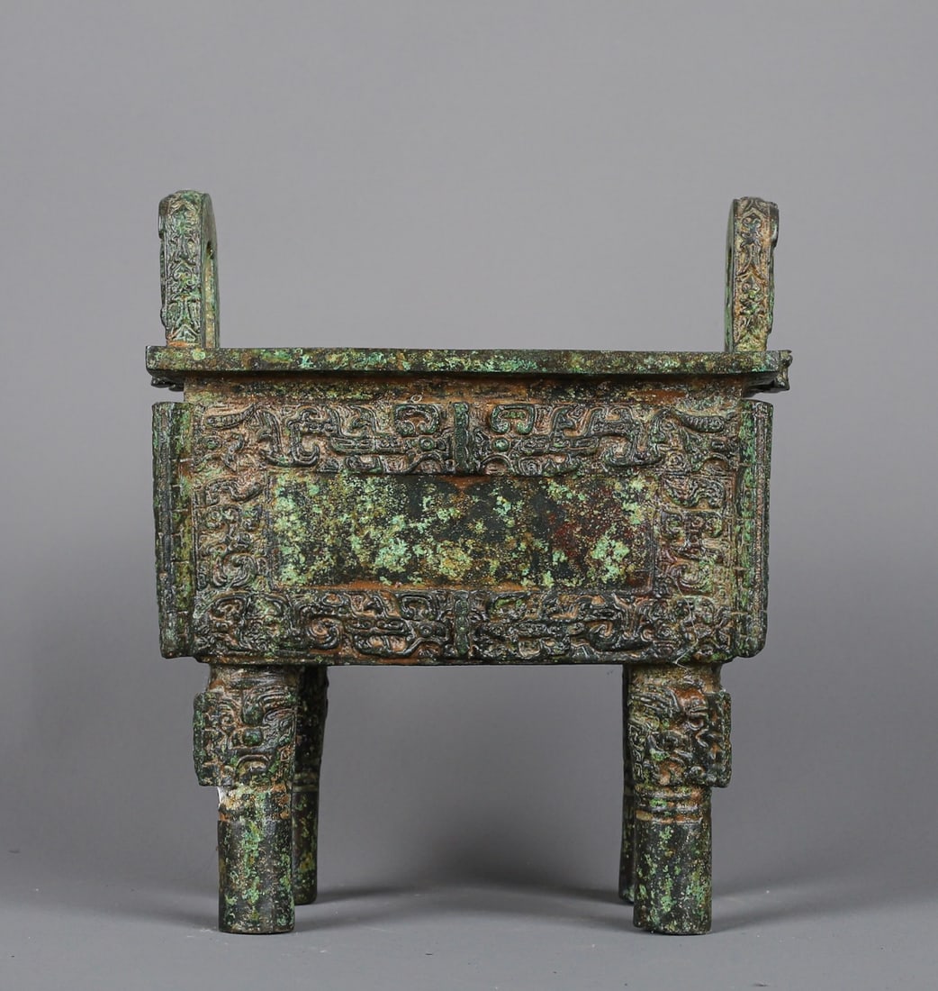 An Exquisite Chinese Bronze Simuwu Ding: Size: Height 19.5 cm - Width 17 cm Materials: Bronze Dynasty: zhou dynasty Attribution: 700-BC Object: Chinese Antiques