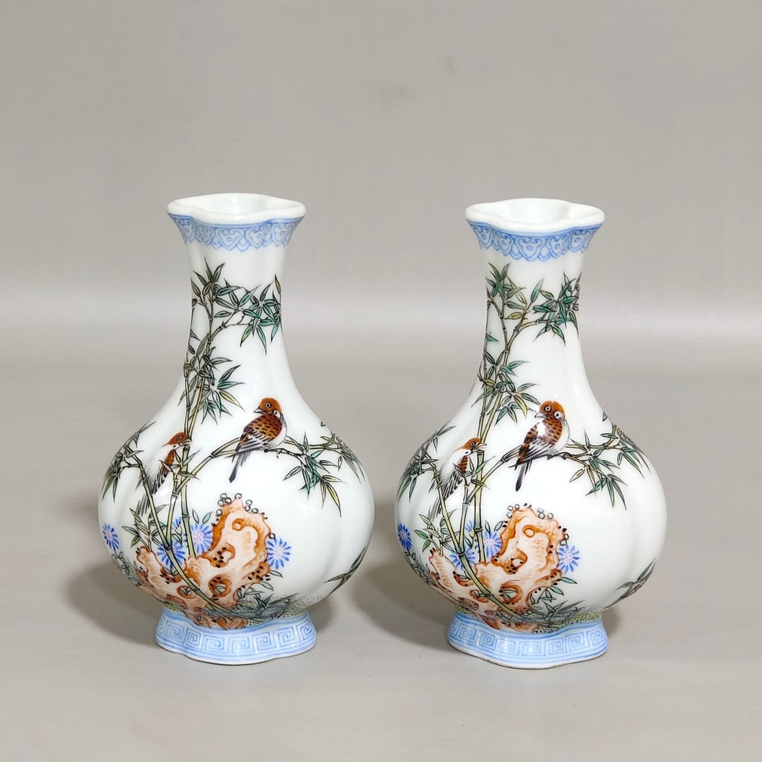 An Exquisite Chinese enamel green bamboo sparrow poem vial: Size: Height 8.9 cm - Width 5.7 cm Materials: Porcelain Dynasty: Qing dynasty Inscription: Qianlong Mark Object: vase