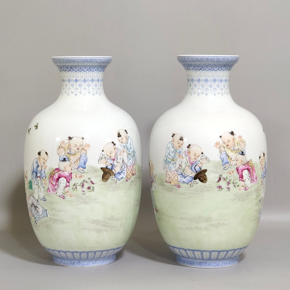 An Exquisite Chinese enamel thin vase with green edging: Size: Height 19.7 cm - Width 11 cm Materials: Porcelain Dynasty: Qing dynasty Inscription: Qianlong Mark Object: vase