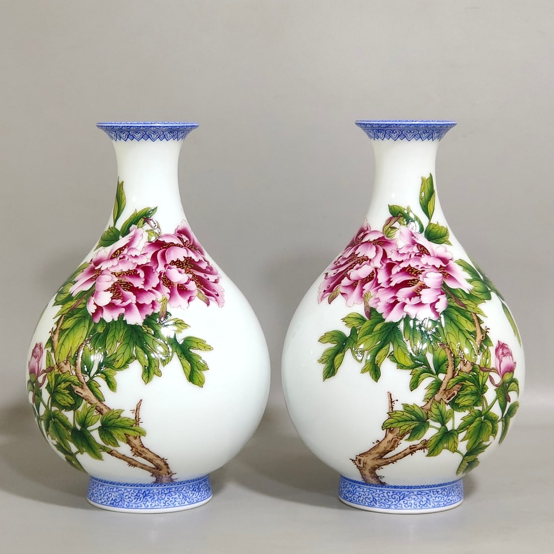 An Exquisite Chinese enamel jade pot spring vase with emerald edge: Size: Height 17 cm - Width 10 cm Materials: Porcelain Dynasty: Qing dynasty Inscription: Qianlong Mark Object: vase