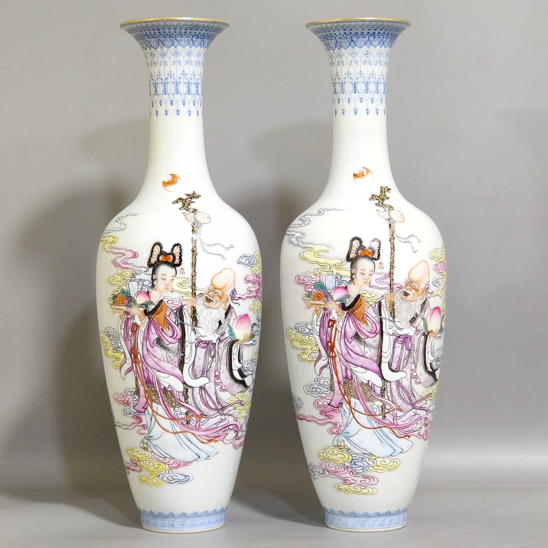 An Exquisite Chinese enamel mushroom vase with green edges: Size: Height 27.7 cm - Width 9.5 cm Materials: Porcelain Dynasty: Qing dynasty Inscription: Qianlong Mark Object: vase