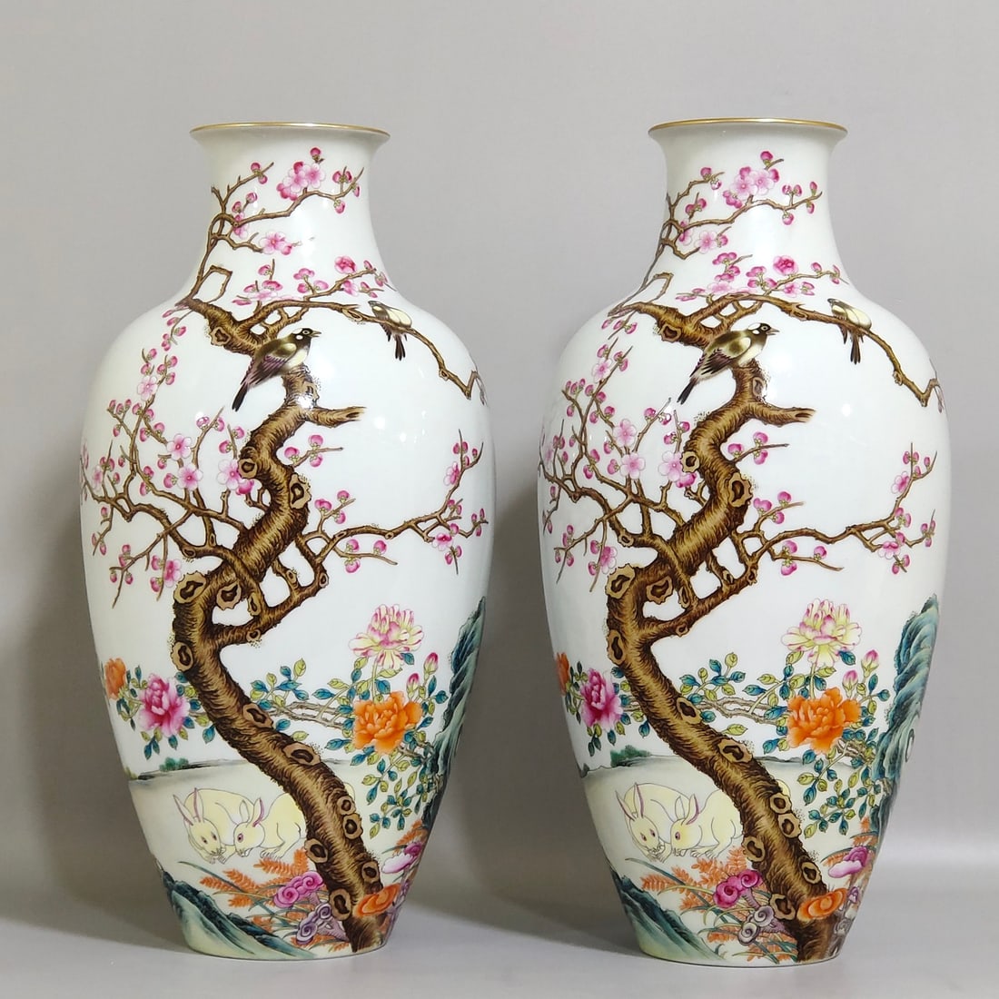 An Exquisite Chinese enamel flowerAnd bird vase: Size: Height 27.5 cm - Width 13.5 cm Materials: Porcelain Dynasty: Qing dynasty Inscription: Qianlong Mark Object: vase