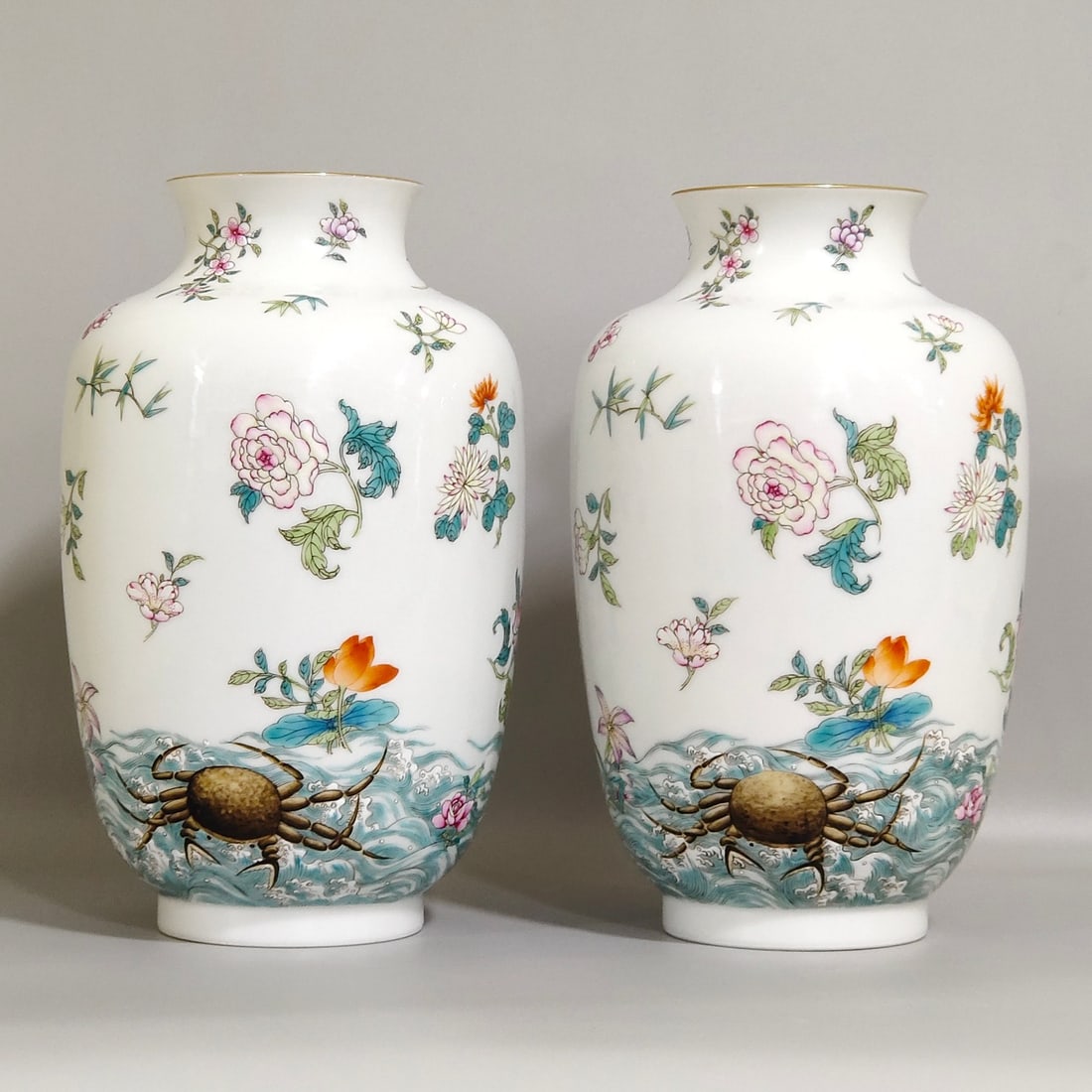 An Exquisite Chinese enamel thin bodied flower lantern vase: Size: Height 20 cm - Width 12 cm Materials: Porcelain Dynasty: Qing dynasty Inscription: Qianlong Mark Object: vase