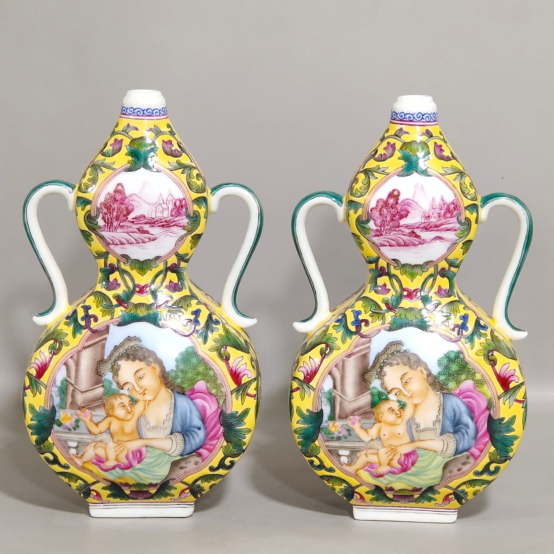 An Exquisite Chinese enamel Western figure flat gourd vase: Size: Height 20 cm - Width 10.6 cm Materials: Porcelain Dynasty: Qing dynasty Inscription: Qianlong Mark Object: vase
