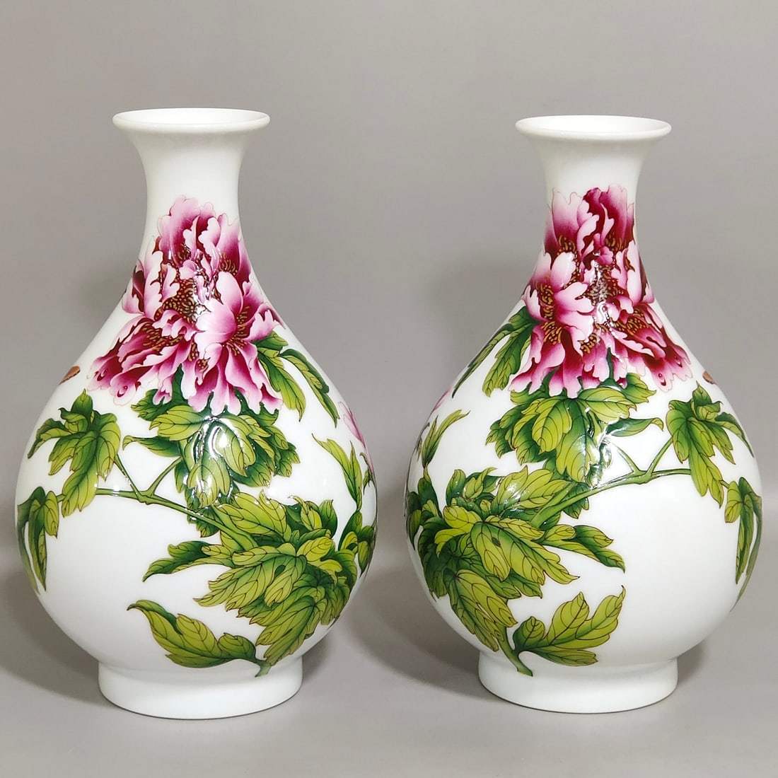 An Exquisite Chinese enamel Castiglione flower jade pot spring vase: Size: Height 16.8 cm - Width 10 cm Materials: Porcelain Dynasty: Qing dynasty Inscription: Qianlong Mark Object: vase