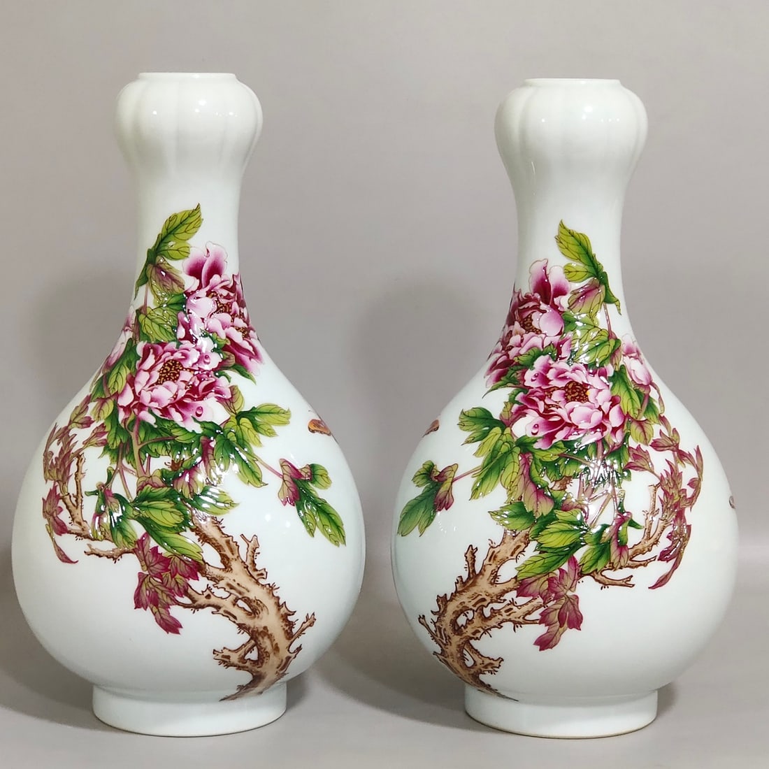 An Exquisite Chinese enamel Castiglione flower poem garlic vase: Size: Height 19 cm - Width 10 cm Materials: Porcelain Dynasty: Qing dynasty Inscription: Qianlong Mark Object: vase