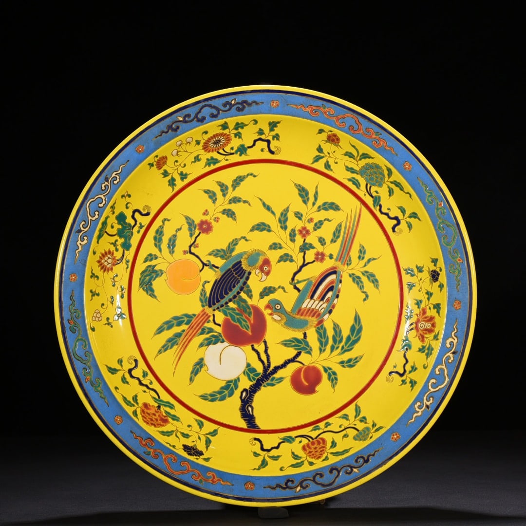 An Exquisite Chinese yellow glaze multicolored rim plate: Size: Height 5 cm - Widthh 40 cm Materials: Porcelain Dynasty: Ming dynasty Attribution: Xuande Object: plate