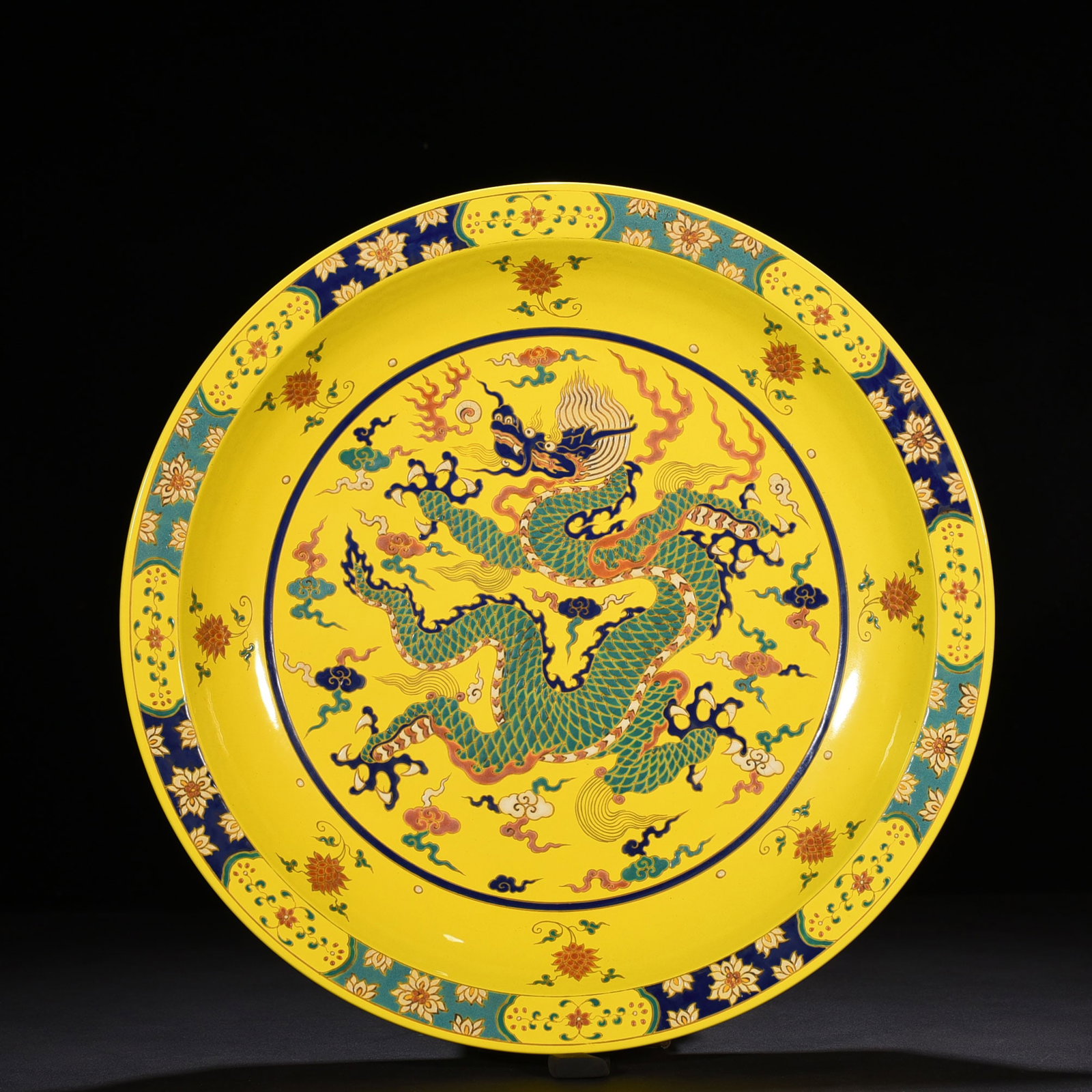 An Exquisite Chinese yellow glaze rim plate: Size: Height 5 cm - Widthh 40 cm Materials: Porcelain Dynasty: Ming dynasty Attribution: Xuande Object: plate
