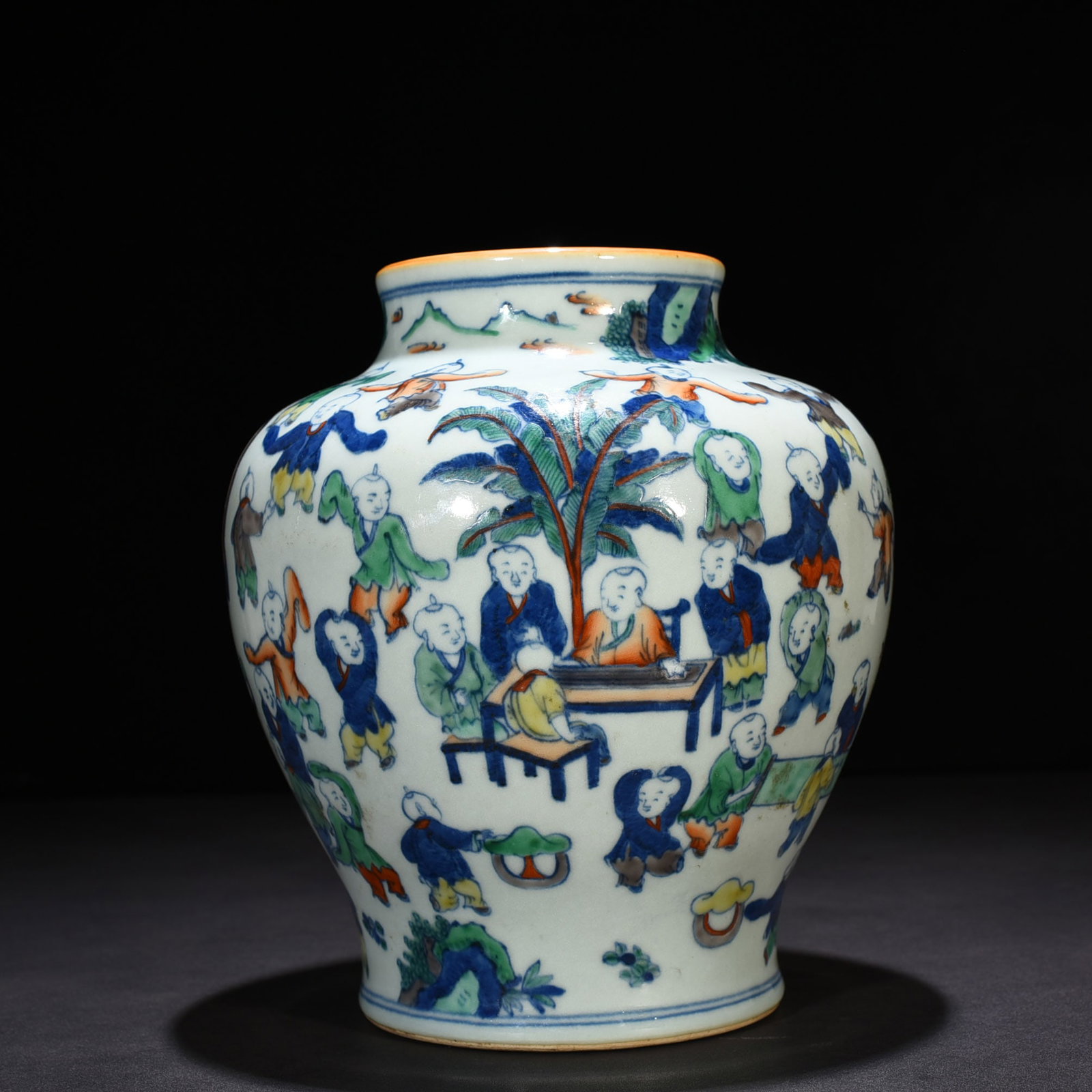 An Exquisite Chinese blue and white Baizi jar: Size: Height 26 cm - Widthh 22 cm Materials: Porcelain Dynasty: Ming dynasty Attribution: chongzhen Object: jar