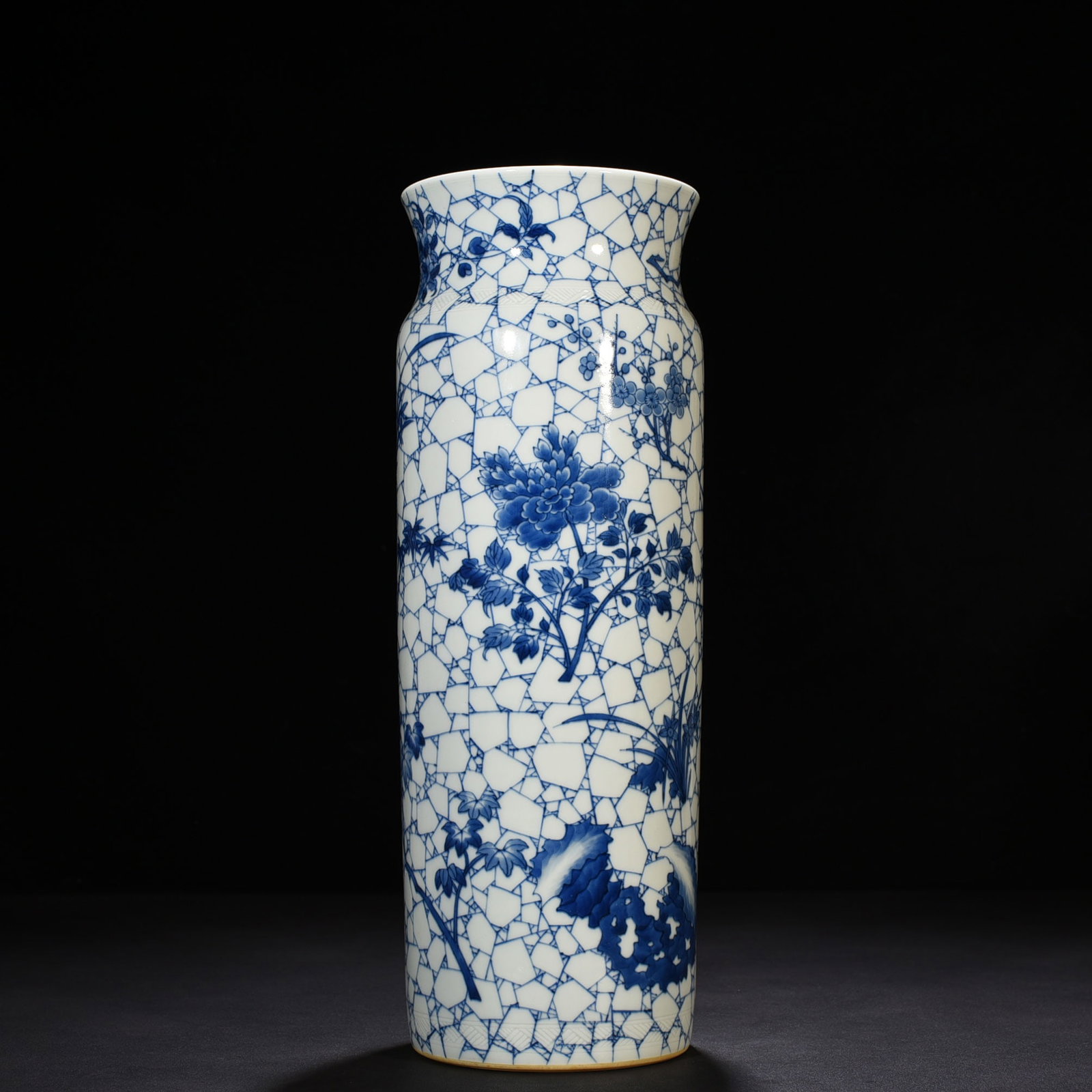 An Exquisite Chinese blue and white vase (1 of 9)