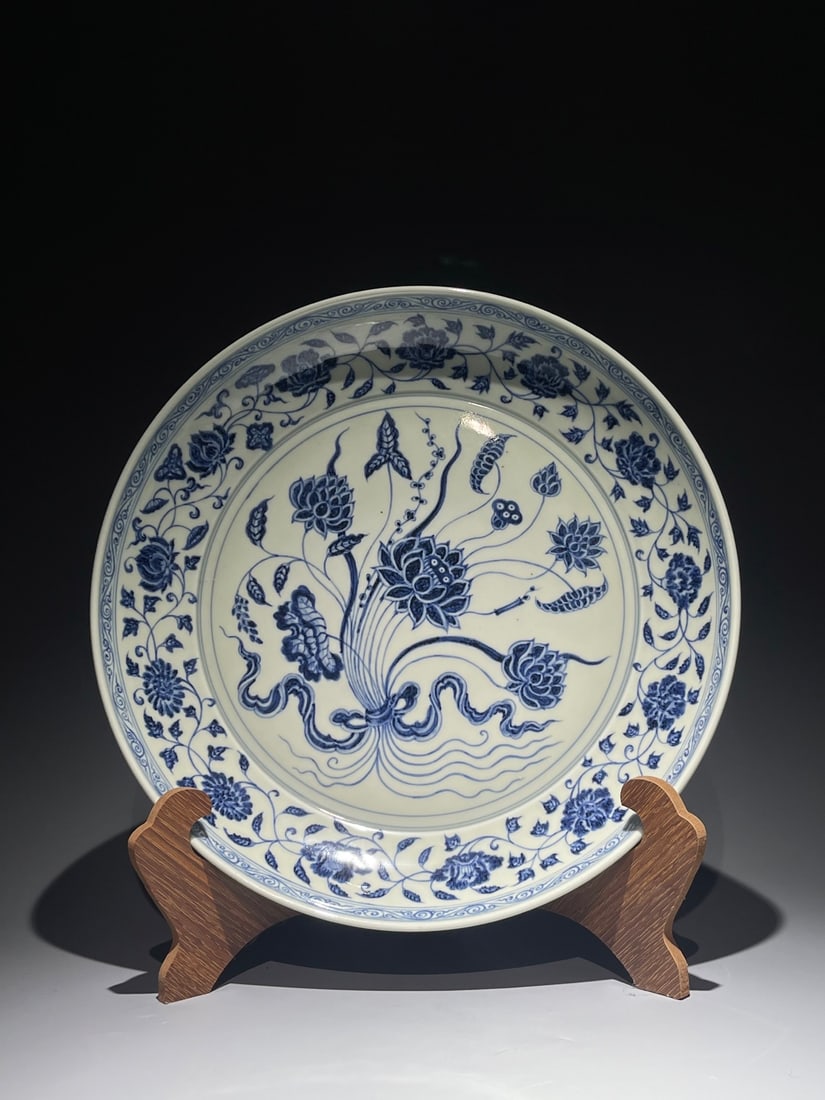 An Exquisite Chinese blue and white bouquet with lotus pattern Porcelain plate: Size: Width 40 cm - Height 6.5 cm Materials: Porcelain Dynasty: Ming dynasty Attribution: Xuande Period Object: Plate