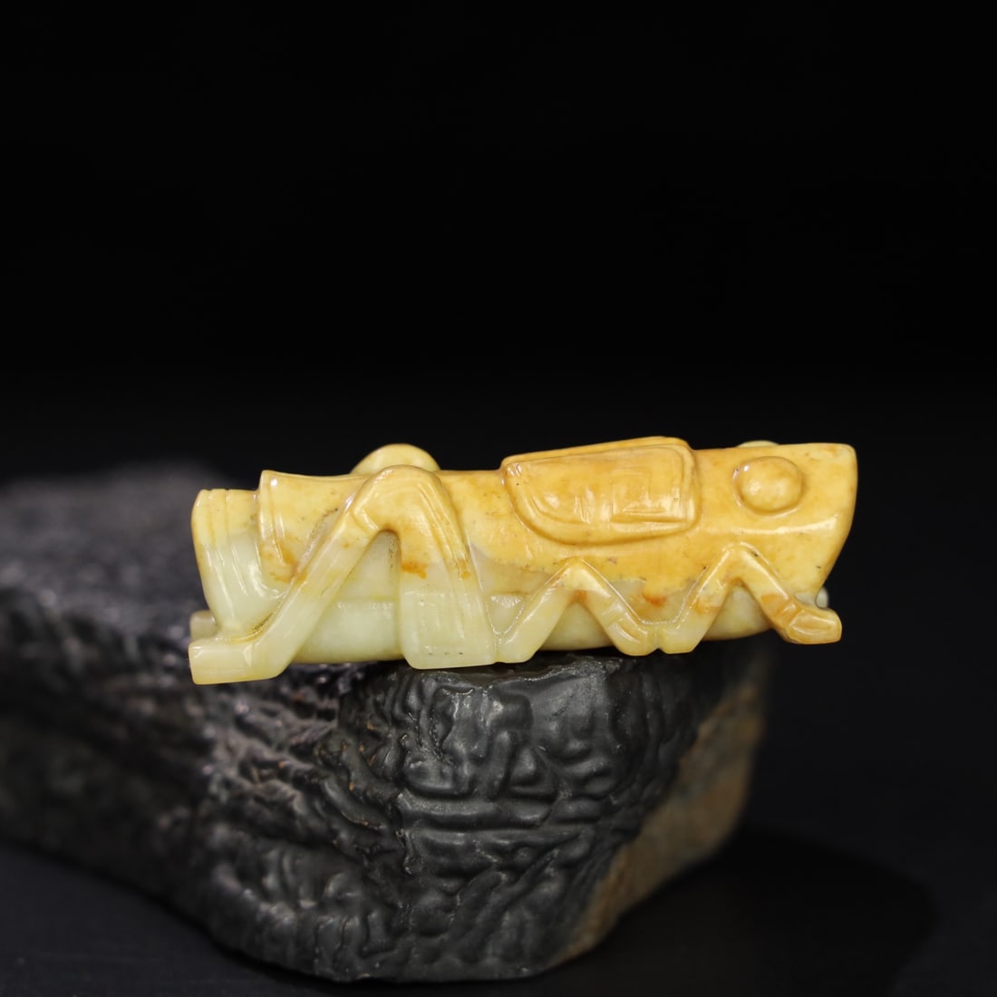 Chinese Natural Jade Carved Insect: Size: Width 6.4 cm - Height 1.7 cm Materials: Jade Dynasty: Qing dynasty Attribution: Qianlong Period Object: Insect
