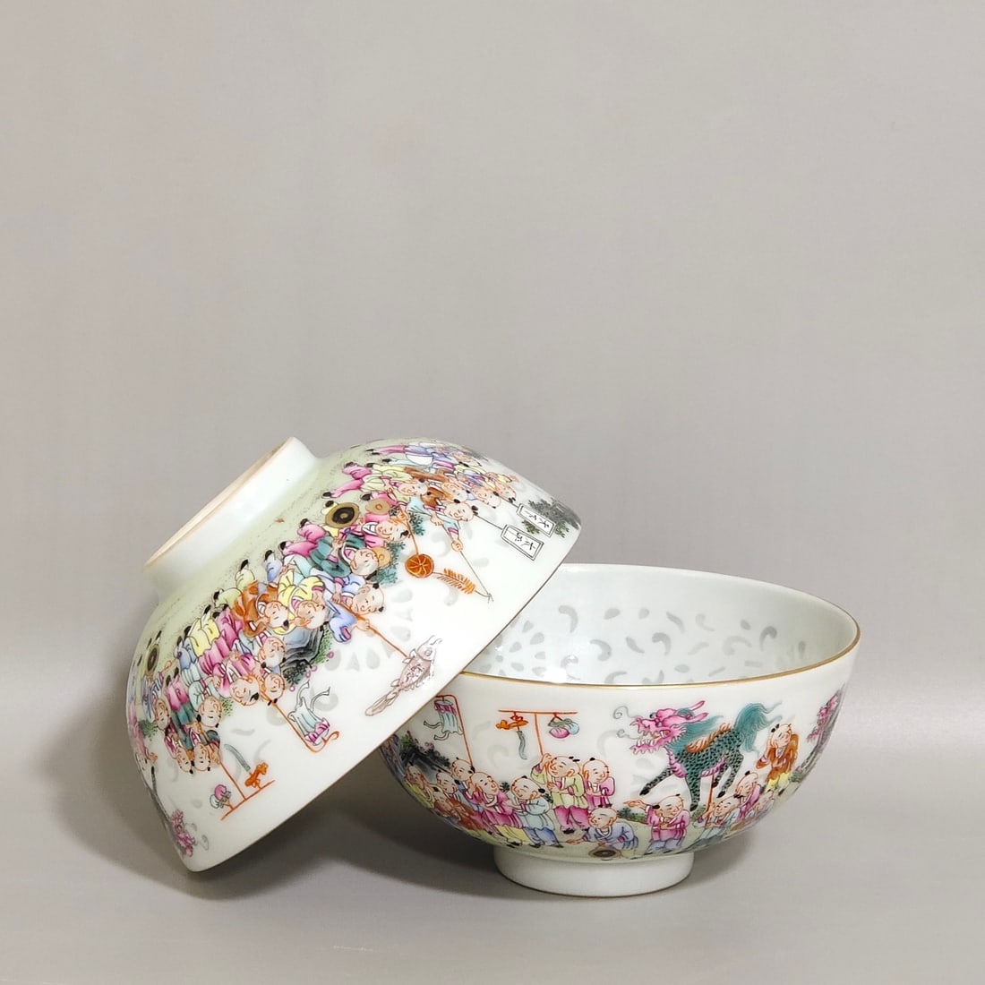 An Exquisite Chinese Hundred Sons Painting contains exquisite Tai Chi tea balls: Size: Width 9.1 cm - Height 4.5 cm Materials: Porcelain Dynasty: Qing dynasty Inscription: Qianlong Mark Object: bowl