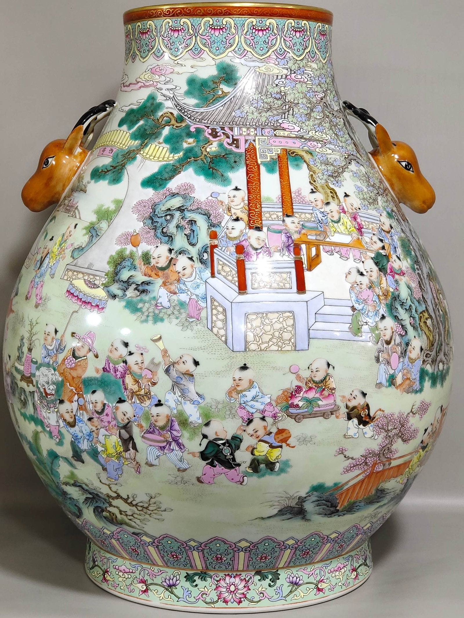 An Exquisite Chinese Emperor's Deer Head Statue: Size: Height 51 cm - Width 39 cm Materials: Porcelain Dynasty: Qing dynasty Inscription: Qianlong Mark Object: vase