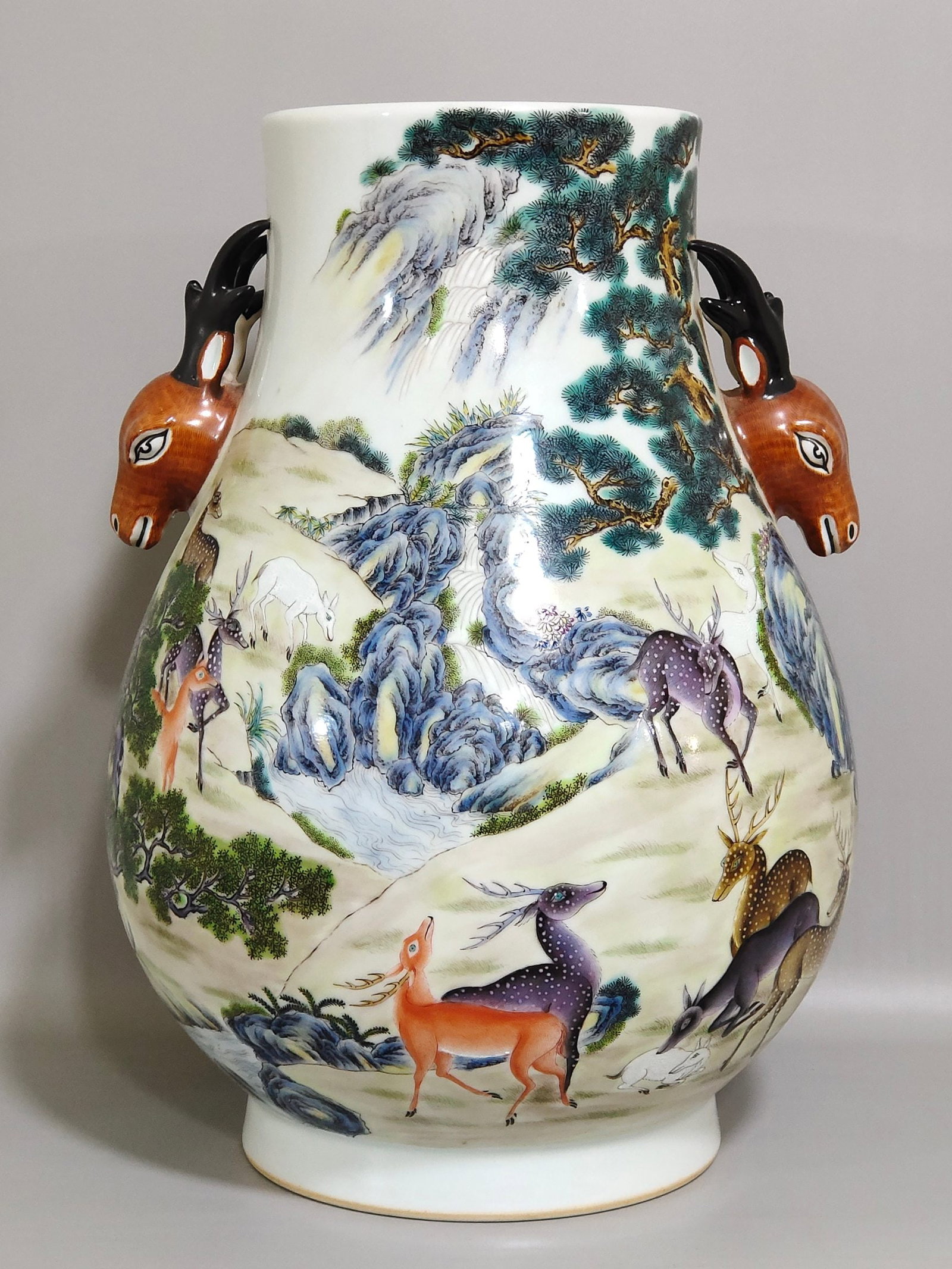 An Exquisite Chinese Hundred Deer Deer Head Statue Vase: Size: Height 31 cm - Width 22 cm Materials: Porcelain Dynasty: Qing dynasty Inscription: Qianlong Mark Object: vase