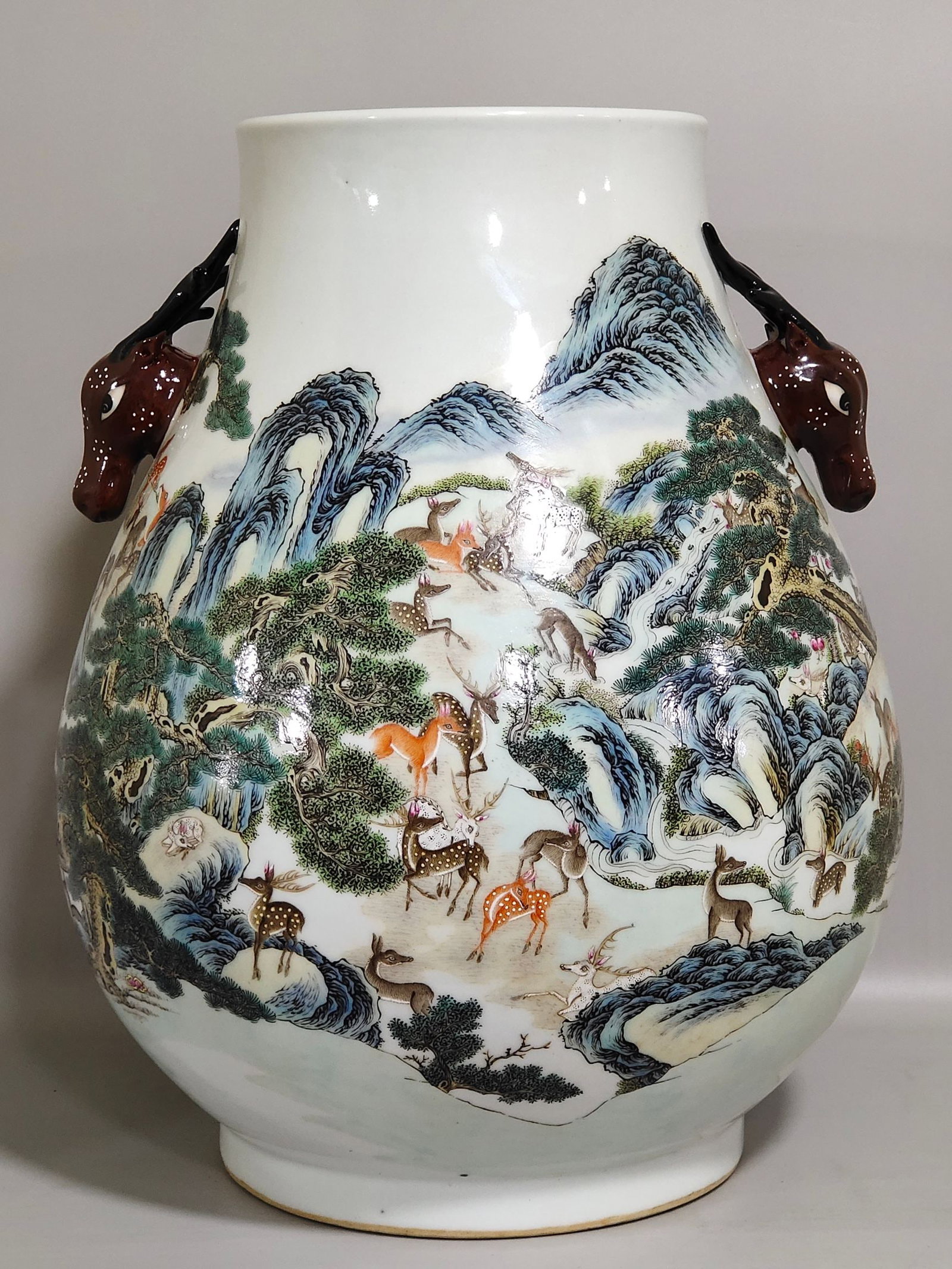 An Exquisite Chinese Hundred Deer Deer Head Statue Vase: Size: Height 34.5 cm - Width 26 cm Materials: Porcelain Dynasty: Qing dynasty Inscription: Qianlong Mark Object: vase