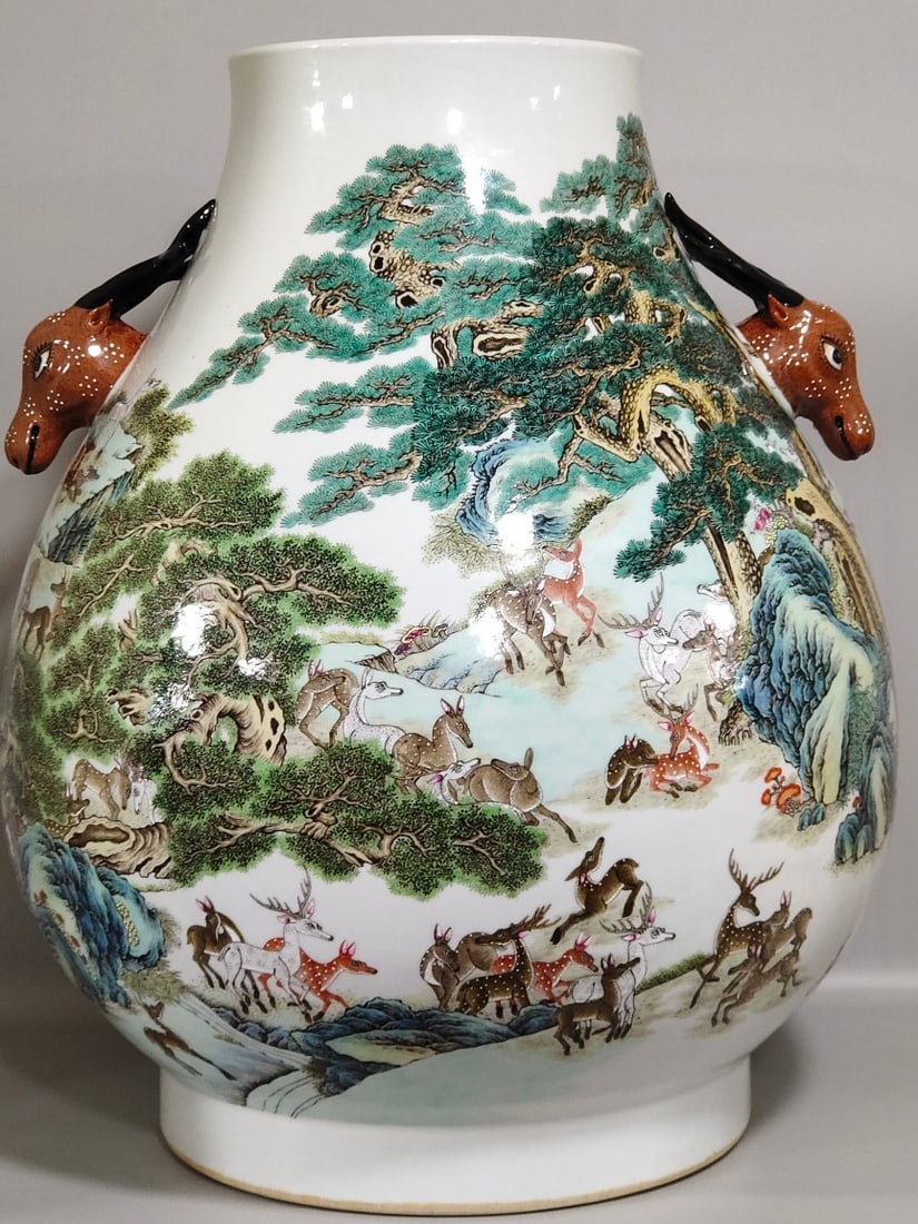 An Exquisite Chinese Hundred Deer Deer Head Statue Vase: Size: Height 48 cm - Width 37 cm Materials: Porcelain Dynasty: Qing dynasty Inscription: Qianlong Mark Object: vase