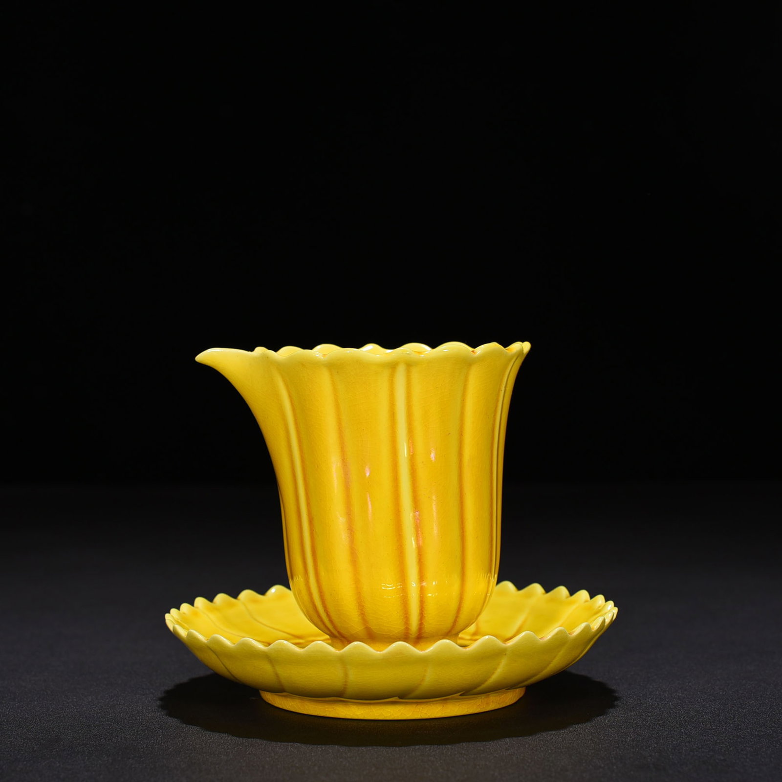 An Exquisite Chinese delicate yellow glaze cup tea dispenser: Size: Height 12 cm - Widthh 13 cm Materials: Porcelain Dynasty: Ming dynasty Attribution: hongzhi Object: tea cup dispenser