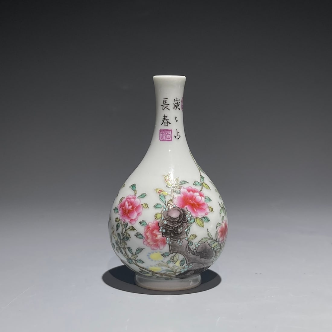 An Exquisite Chinese pastel flower pattern snuff Porcelain bottle: Size: Height 8.5 cm - Width 5 cm Materials: Porcelain Dynasty: Qing dynasty Attribution: Qianlong Period Object: Bottle